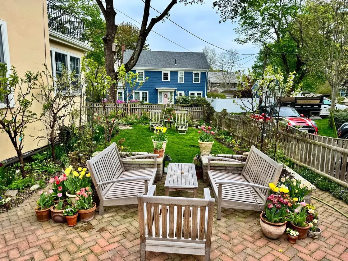 08_colleens-garden-now-is-the-time-to-get-reacquainted-with-your-beds_feature_01_colleens-patio-spring-bulbs-1